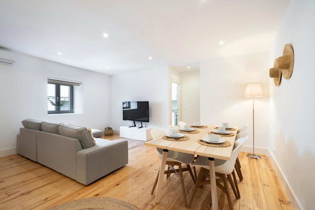 Warm And Cozy Parquet Flooring Apartment In Almada Luaran gambar