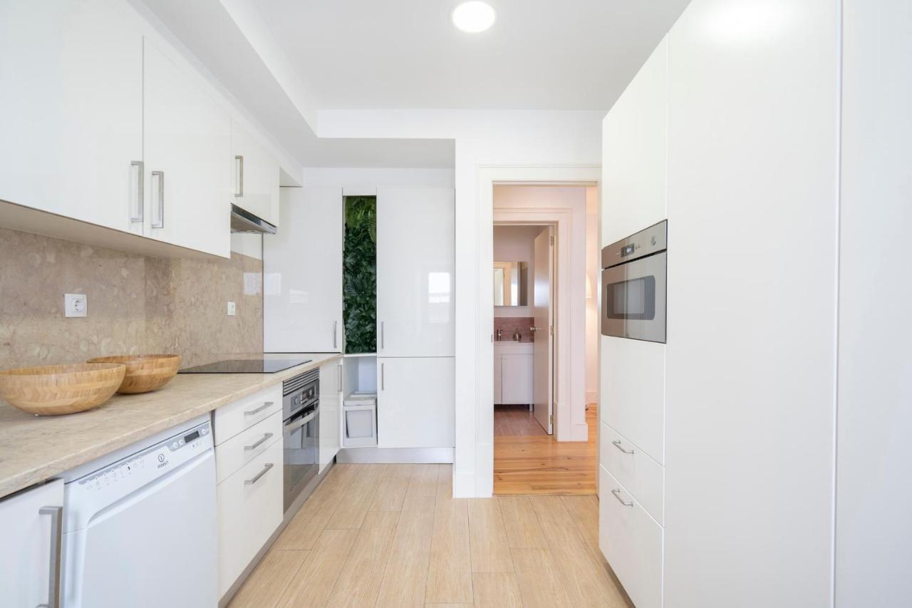 Warm And Cozy Parquet Flooring Apartment In Almada Luaran gambar