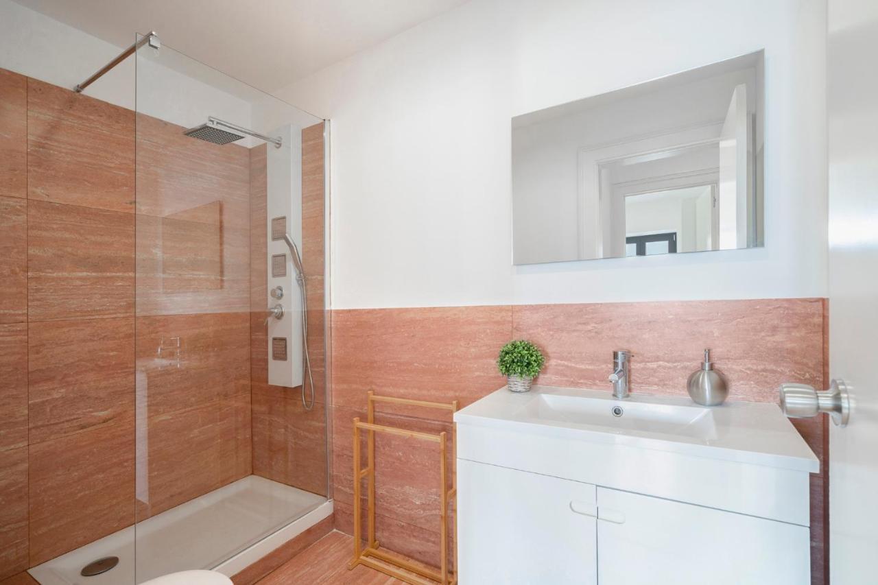 Warm And Cozy Parquet Flooring Apartment In Almada Luaran gambar