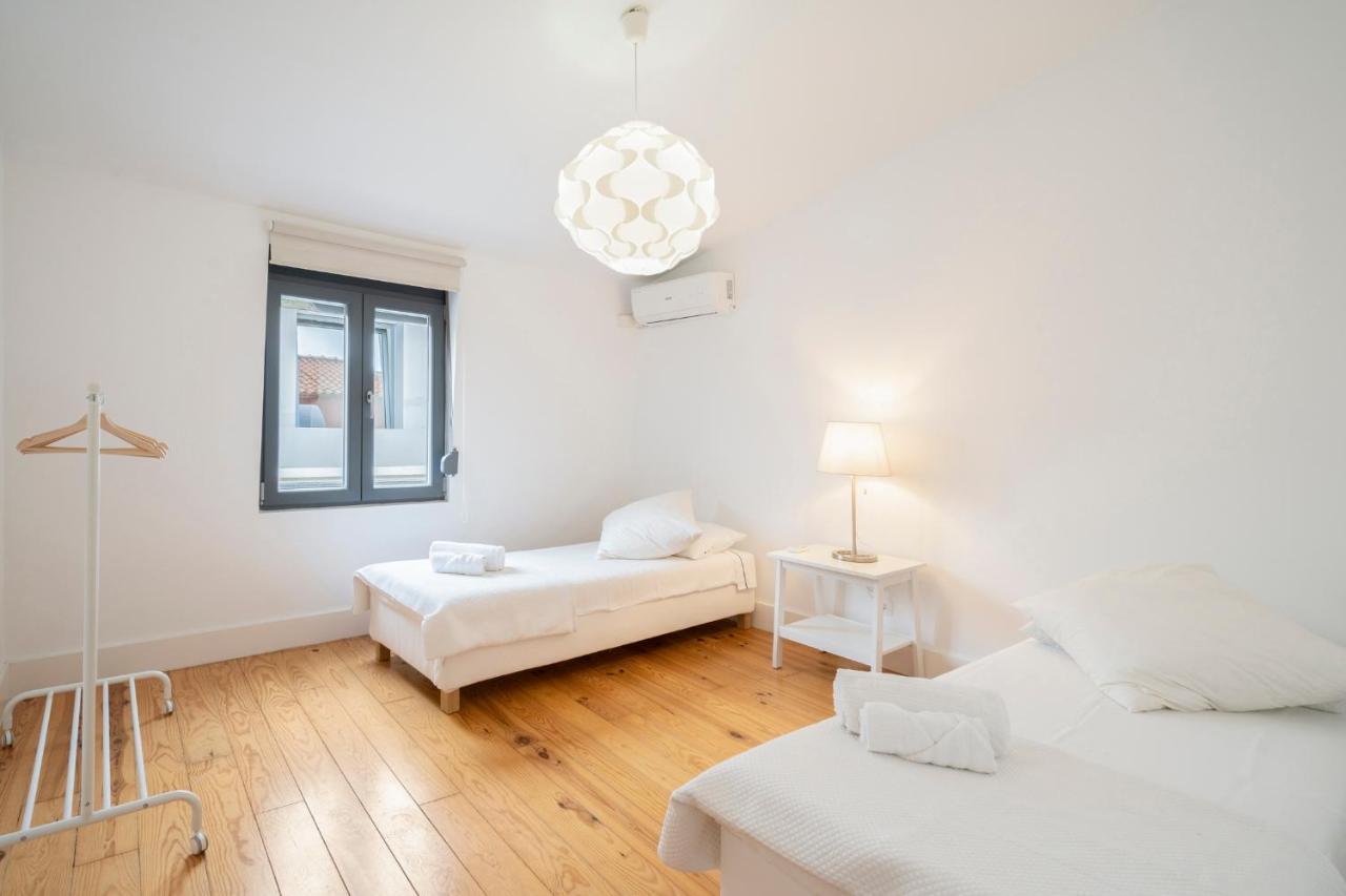 Warm And Cozy Parquet Flooring Apartment In Almada Luaran gambar