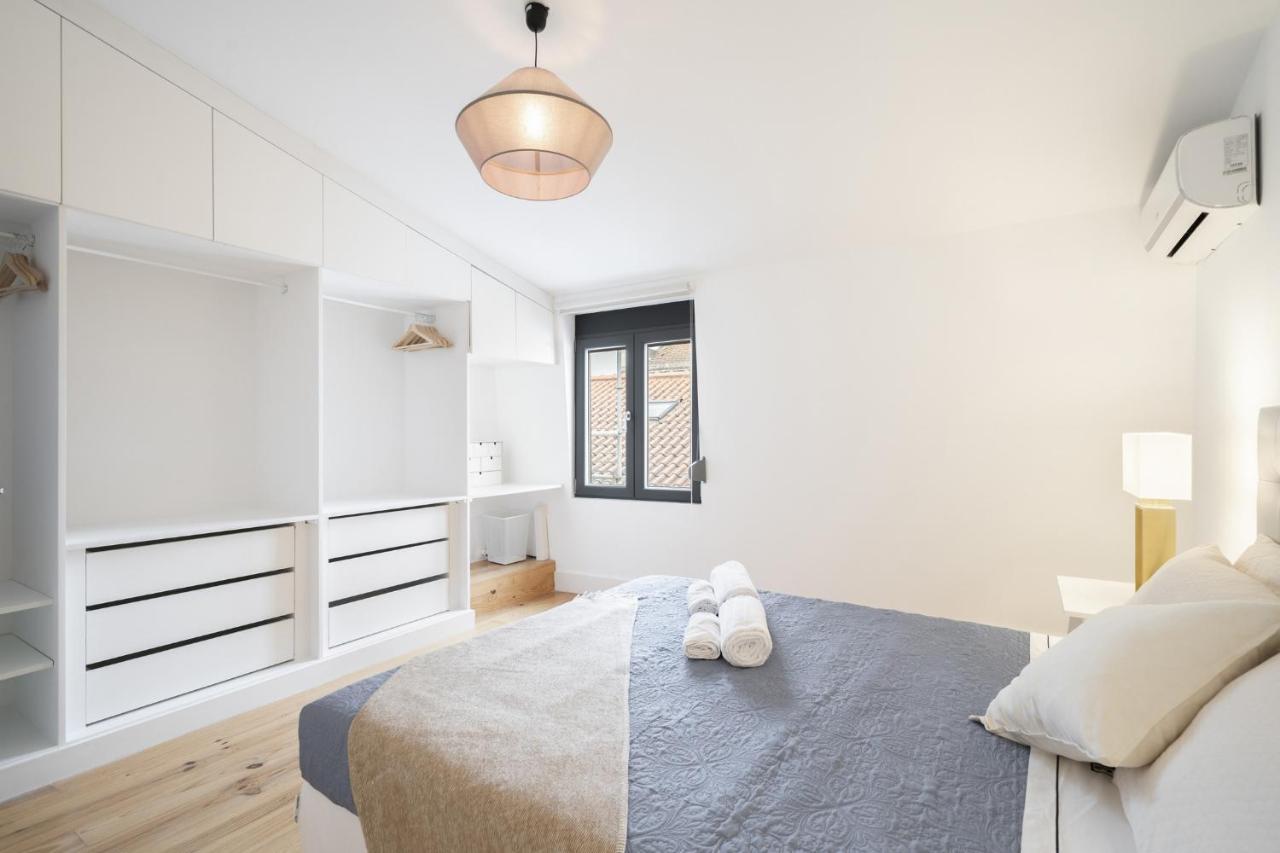 Warm And Cozy Parquet Flooring Apartment In Almada Luaran gambar