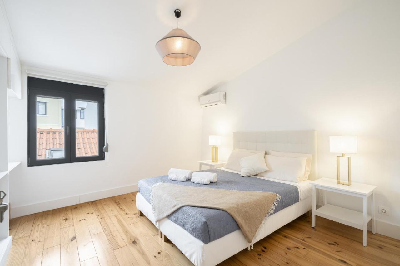 Warm And Cozy Parquet Flooring Apartment In Almada Luaran gambar