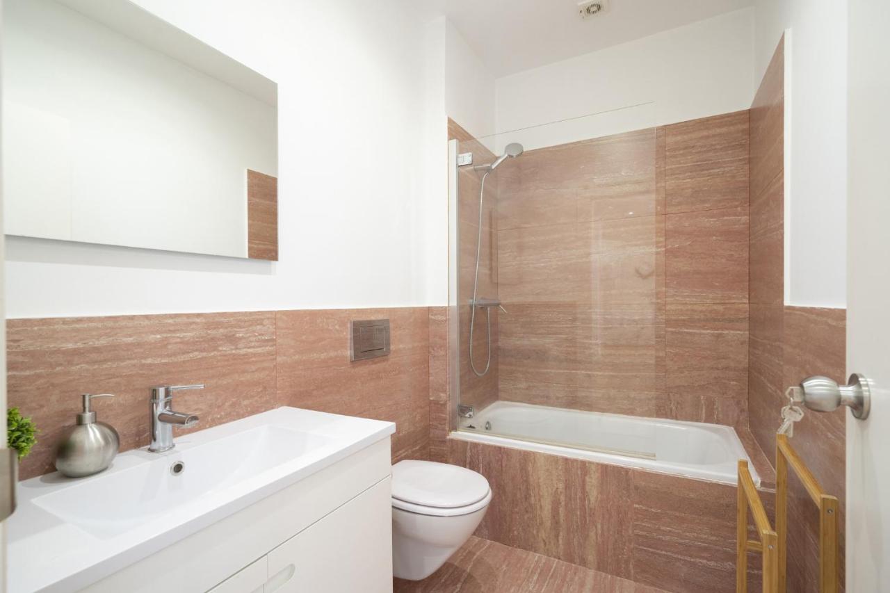 Warm And Cozy Parquet Flooring Apartment In Almada Luaran gambar