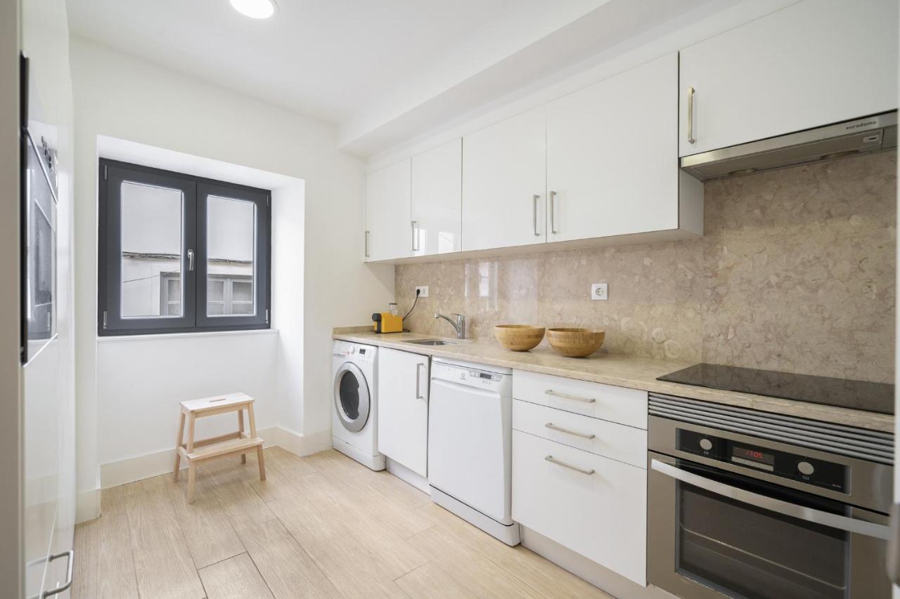Warm And Cozy Parquet Flooring Apartment In Almada Luaran gambar