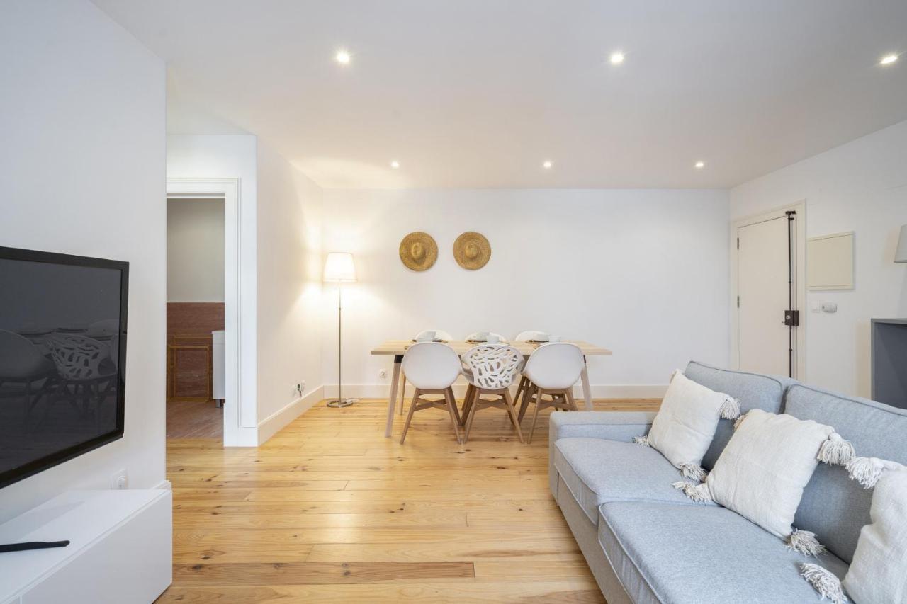 Warm And Cozy Parquet Flooring Apartment In Almada Luaran gambar