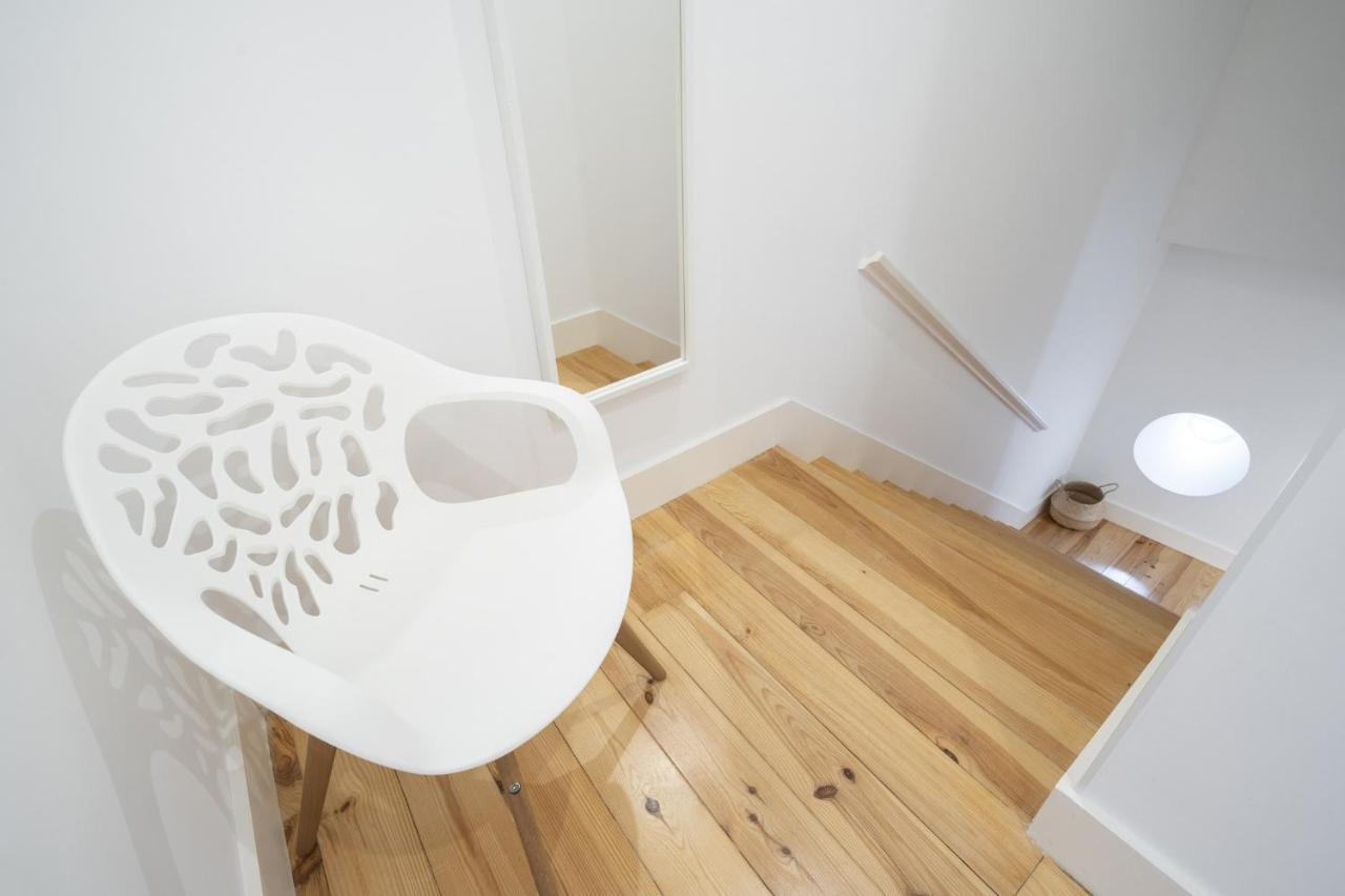 Warm And Cozy Parquet Flooring Apartment In Almada Luaran gambar