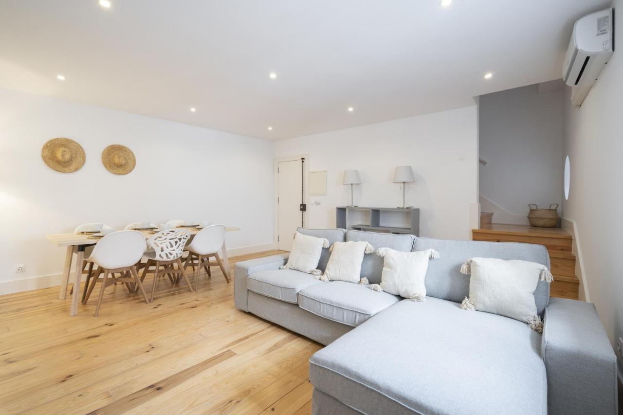 Warm And Cozy Parquet Flooring Apartment In Almada Luaran gambar